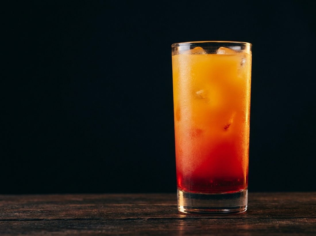 Un Tequila Sunrise servi au comptoir